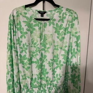 ** BRAND NEW ** Simply Vera floral top